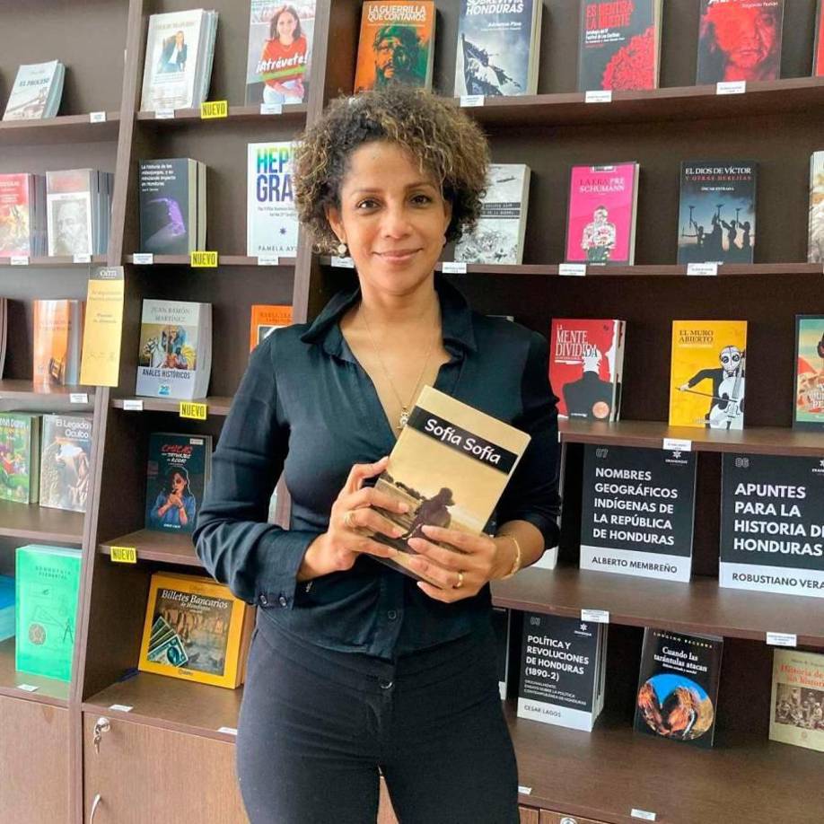 Emy James - Es psicóloga y máster en Educación, sumergida también en la escritura. Trabaja en teatro y radio y es también docente. En febrero del 2022 presentó su libro “Suicidio”, en el que analizó psicológicamente a 30 personas famosas que se quitaron la vida. Su primer libro se denomina “Sofía Sofía”, el cual es una recreación de su familia, ampliando con sus ancestros, de origen inglés. 