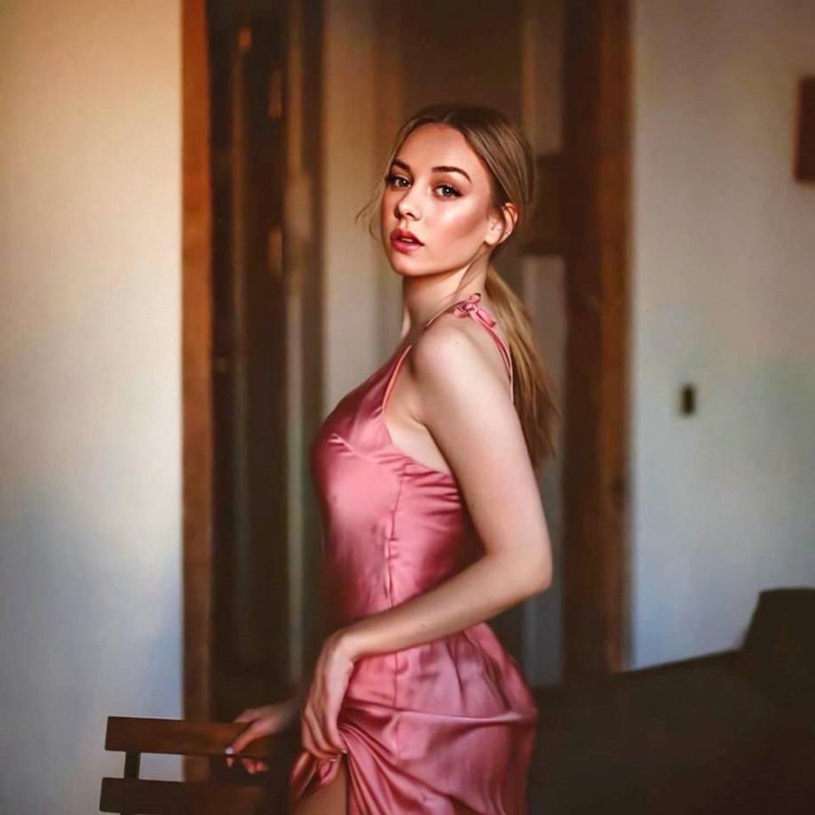 Ester Expósito esUna actriz y modelo española, que ganó reconocimiento conSu artículo de Carla Rosón En laseries de netflix,Élite (2018). Su carrera en la actuación comenzó en el teatro, una actividad por la que se interesó desde que era pequeña. a los16 años, esta actriz empezó aestudiar interpretación y participar en montajes teatrales, apareciendo por primera vez en la televisión en la serie españolaDe cara a cara (2015). Su siguiente trabajo como actriz fue en la serie.Centro Médico (2016) Esta actriz esla mujer con más seguidores en Instagram de España, superando los 25 millones.