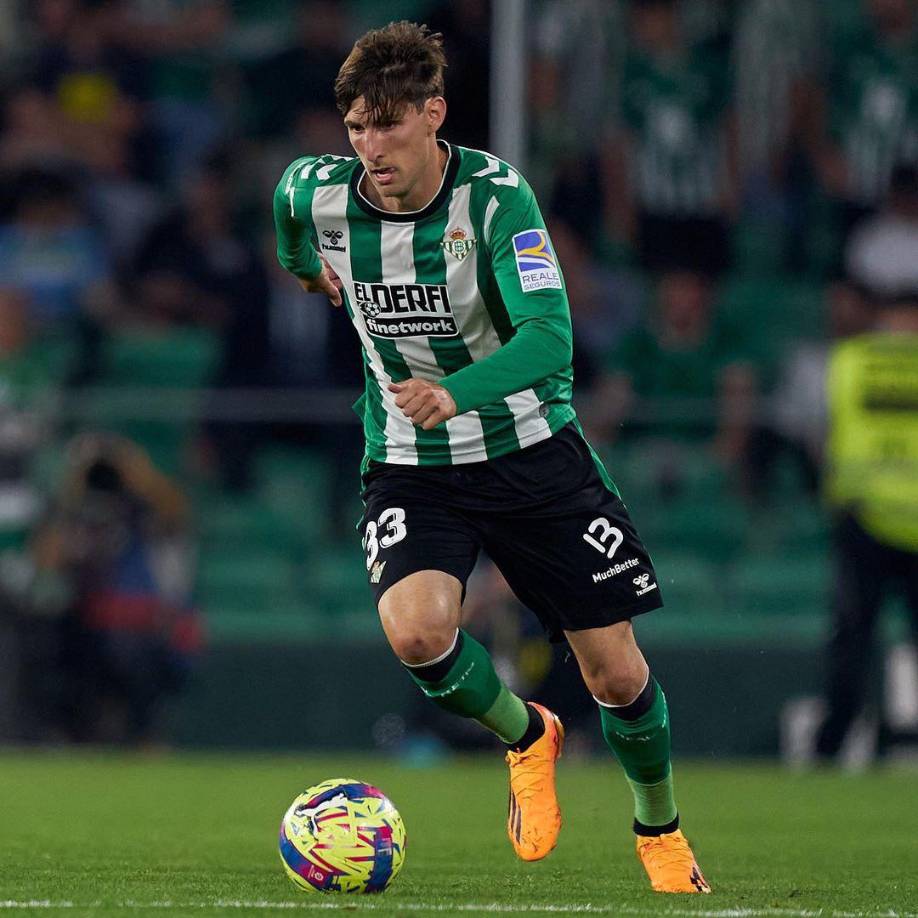 Informan medios españoles, que el jugador del Real Betis, Juanmi está en Arabia Saudita para cerrar su fichaje por el Al-Riyadh.