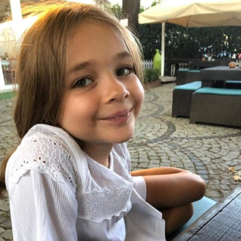 La actriz turca Nisa Sofiya Aksongur fue la encargada de dar vida a 'Ova', en la película que causa furor en la plataforma de Netflix. <br/>