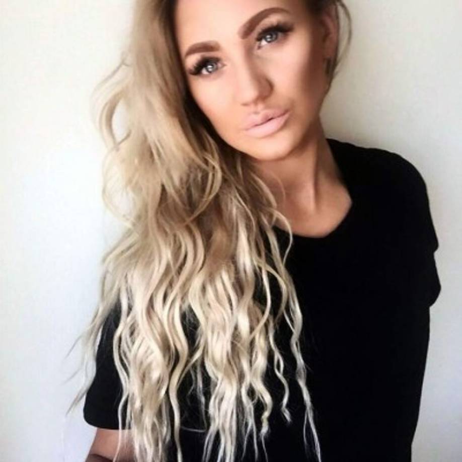 La ex atacante del equipo femenino del Queens Park Rangers dijo que se despertó y descubrió que el jugador internacional, casado y figura del fútbol inglés, estaba desnudo y encima de ella.