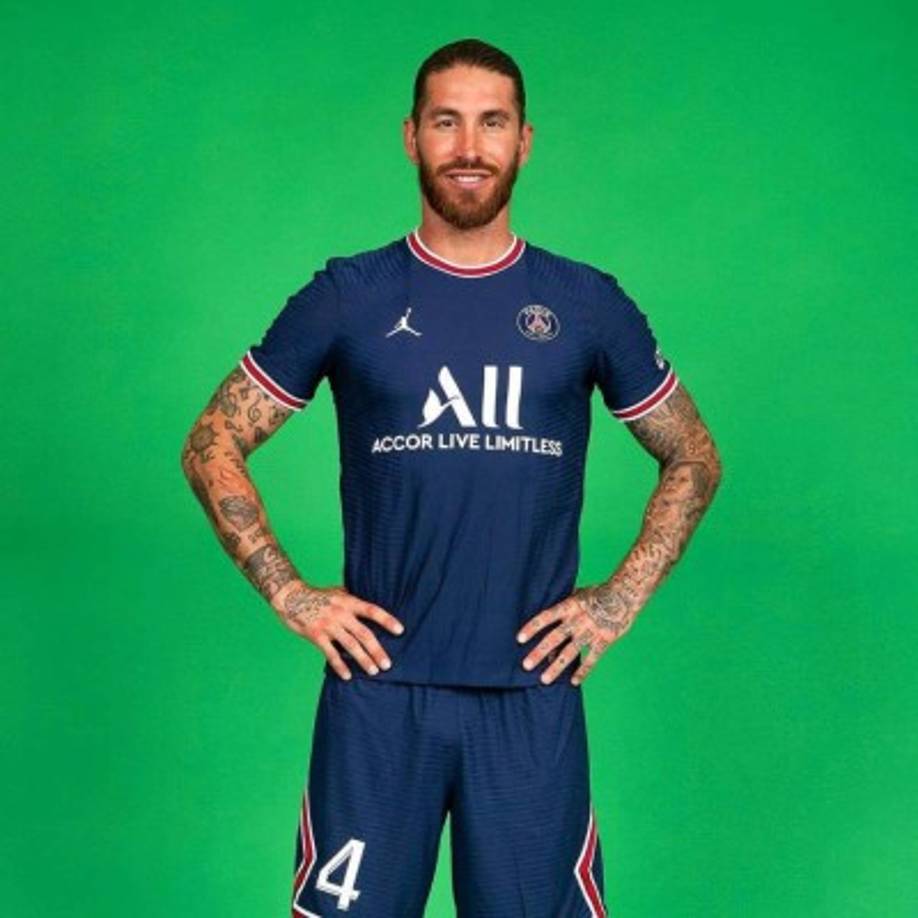 Sergio Ramos - El defensa español, a sus 35 años, fue fichado por el PSG para reforzar la zona baja. El excapitán del Real Madrid llegó como toda una figura a la capital francesa.