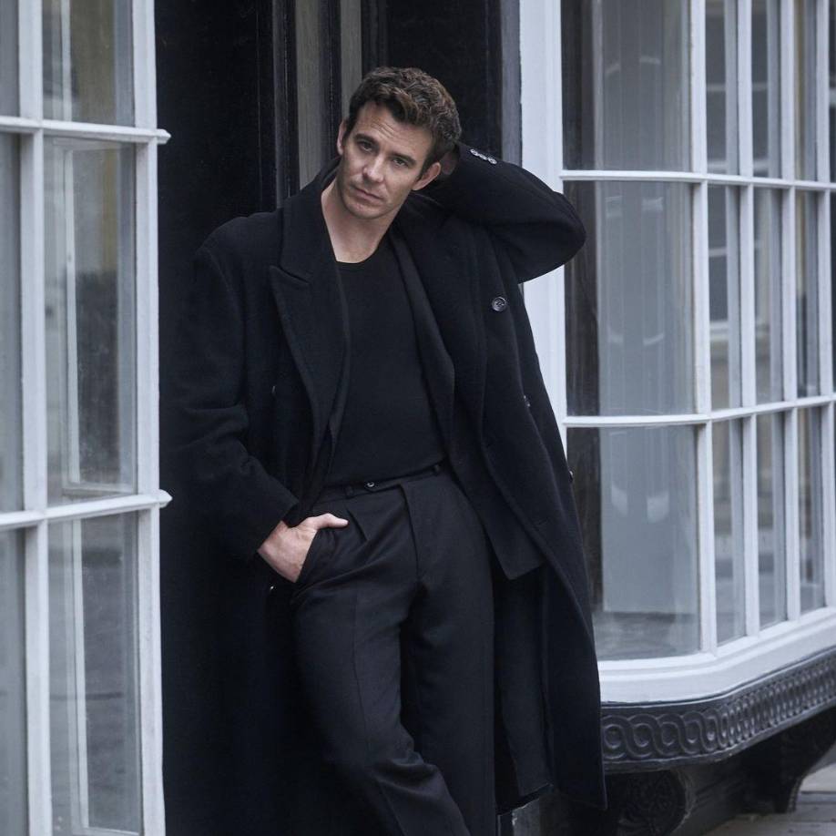 Luke Thompson está ansioso por darle vida a esta historia. “Los guiones que Jess y su equipo han creado son fantásticos. Son realmente muy emocionantes”, dice. “La trama es un poco diferente de ‘Cenicienta’. Recuerdas que te contaban esas historias cuando eras niño: la magia y el romance que hay en ellas. Es realmente emocionante tener eso entretejido en el mundo que conocemos de Bridgerton... Es una historia genial, pero también, espero, muy identificable”.