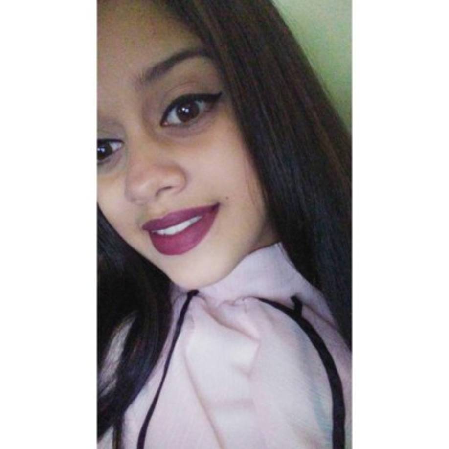 Se maneja que desconocidos armados llegaron hasta el lugar donde estaba la joven junto a las otras víctimas y comenzaron a dispararles sin mediar palabras, luego del hecho huyeron de inmediato.