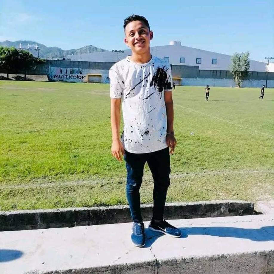 7. Geyser Martínez de 24 años y quien trabajaba en una maquila, es otro de los muertos en la masacre de la colonia Victoria de Choloma. Su cadáver también quedó en el lugar.