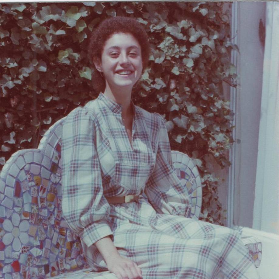 “Les comparto este lindo recuerdo de una joven con sueños y convicciones. Siempre en la lucha. Espero que sonrían como yo mientras miro esta fotografía”, escribió en su cuenta de Facebook.