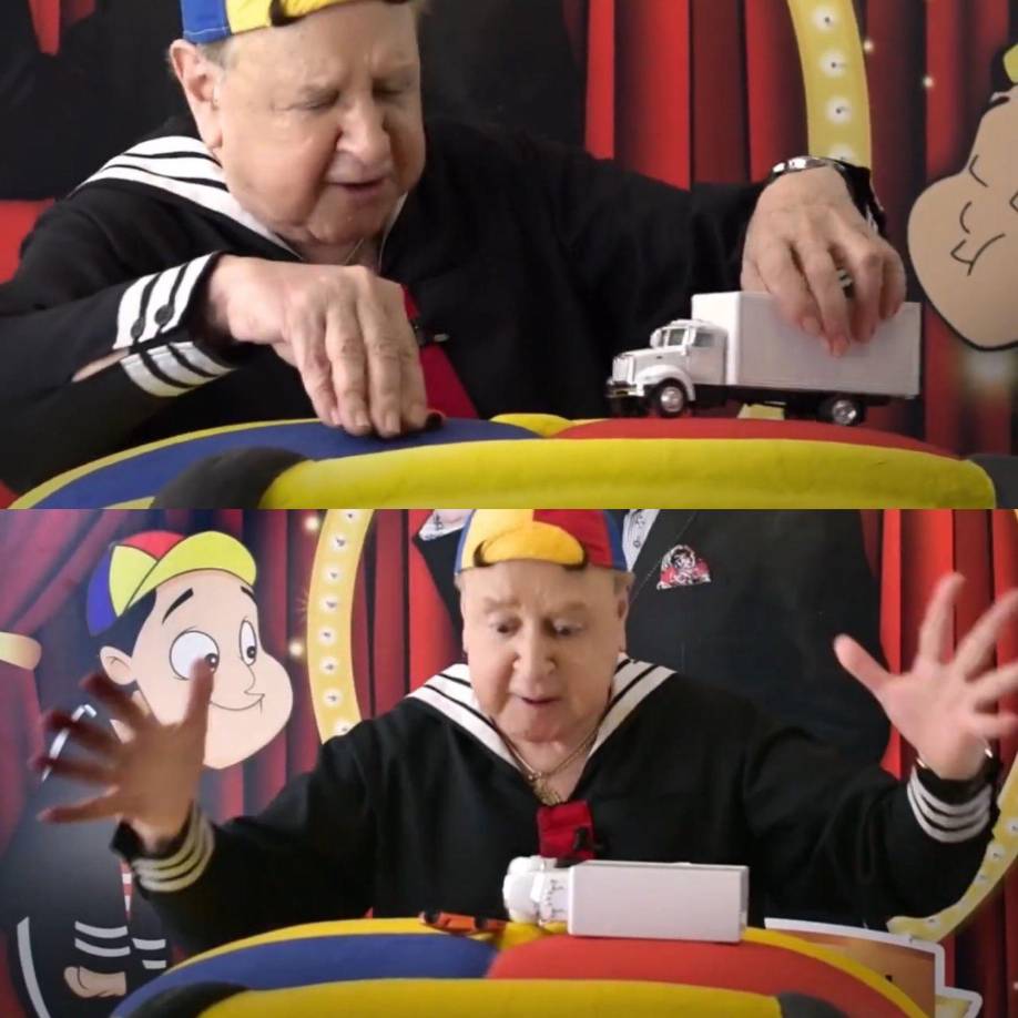 Posteriormente, en su juego llega una ambulancia, también de juguete y confirma que “todo quedó destrozado”, en referencia a los múltiples acontecimientos en México en el que camiones sufren accidentes mientras transportan clandestinamente migrantes hacia la frontera con EE UU.