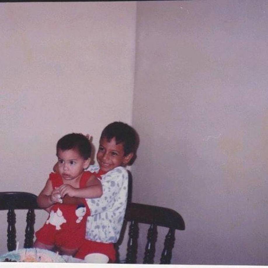 Mauricio Dubón siendo cargado por su hermano, nació el 19 de julio de 1994 en San Pedro Sula, Cortés. Actualmente tiene 28 años de edad.