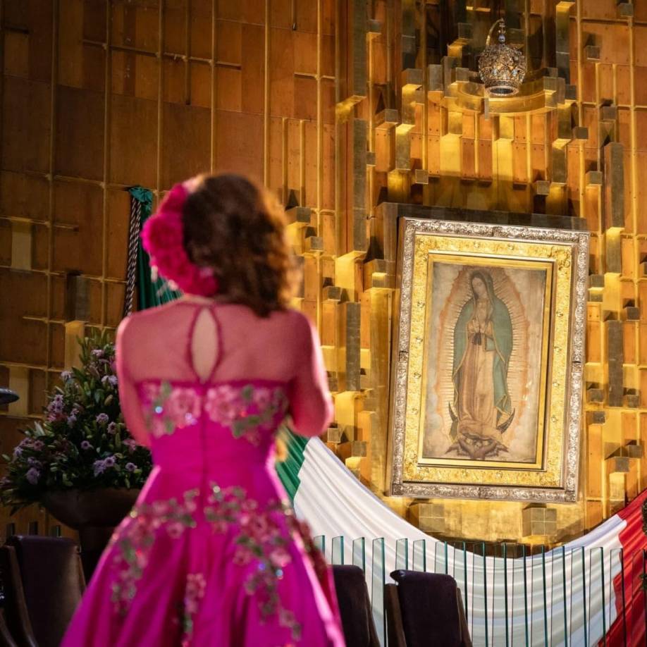 Muchos de ellos han manifestado públicamente su fe y devoción a la Virgen, lo que refuerza su vínculo con el público en este significativo evento religioso. En este contexto espiritual, es esencial que los artistas transmitan sensibilidad y respeto a través de sus interpretaciones.