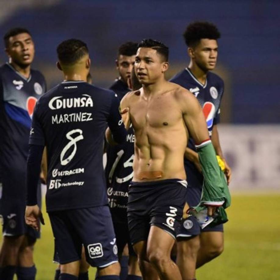 Luego de unos minutos, Emilio Izaguirre se quitó la camiseta del Marathón.