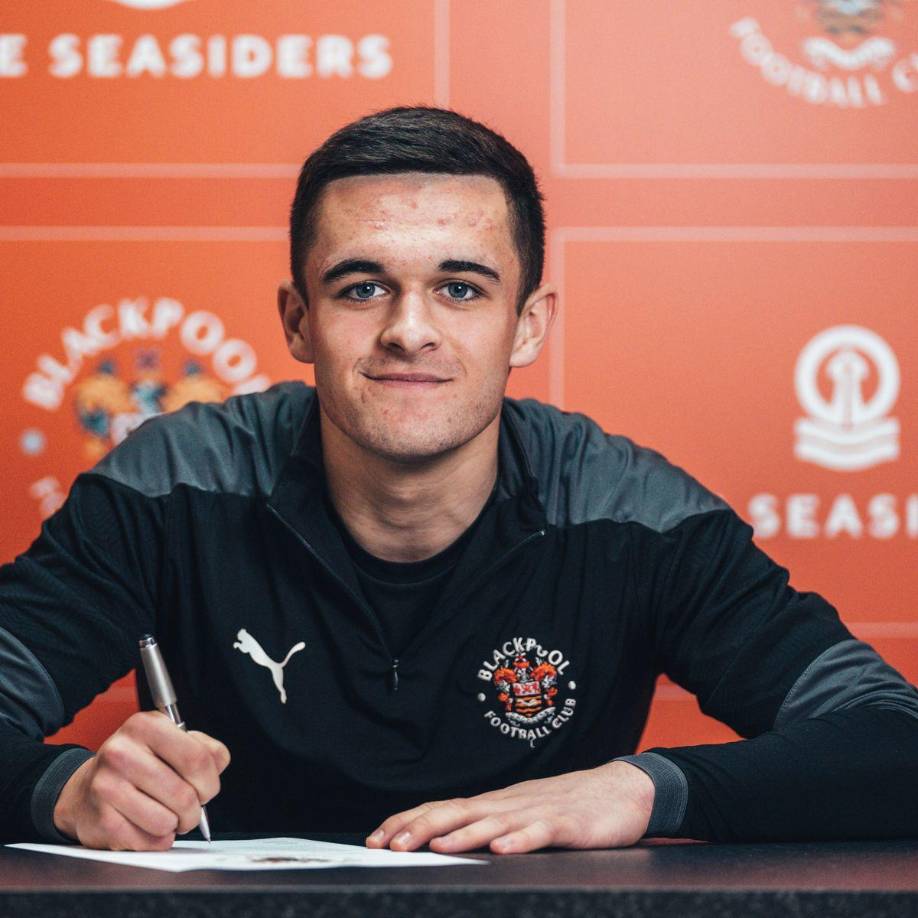 Jake Daniels - El centrocampista de 17 años que juega en el Blackpool, en la 2ª división inglesa, es el caso más reciente en unirse a esta lista y se convirtió en el primer futbolista profesional en activo en declararse públicamente homosexual, en un comunicado.