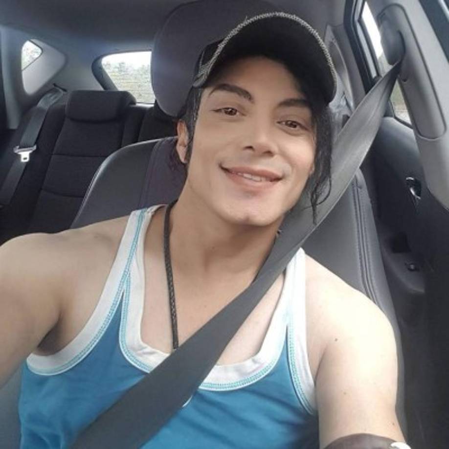 En una entrevista con diario El Comercio, Sergio asegura no tener cirugías, por el contrario, dice tener mucha cosas en común con el cantante: 'No tengo cirugías. Para poder imitarlo solo necesité dejarme crecer el cabello y vestirme como él. Tenemos muchas cosas en común, también está el tema de la cantidad de hermanos y de que su madre fue corista como la mía', afirmó Cortés al medio.<br/>