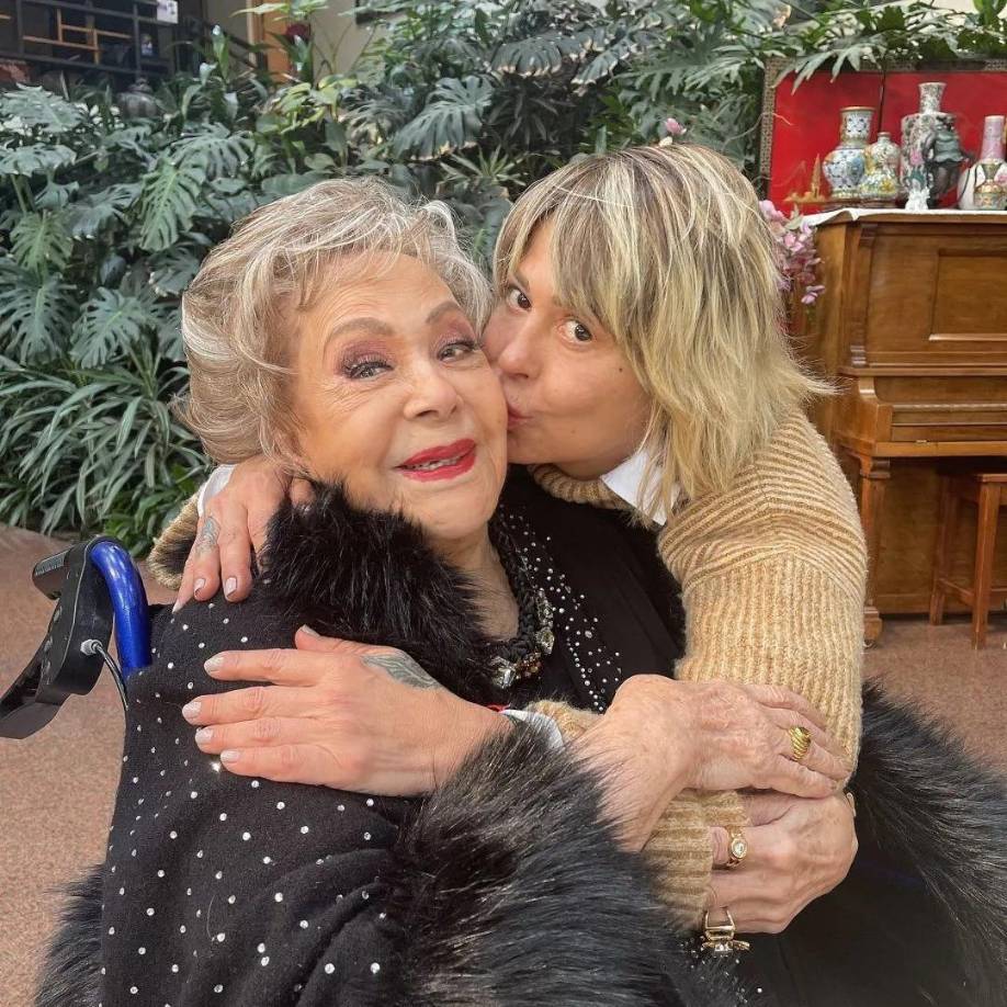 Alejandra Guzmán atraviesa un momento muy difícil tras la muerte de su madre, la icónica actriz Silvia Pinal, pero ha decidido honrar su memoria de una manera muy especial.