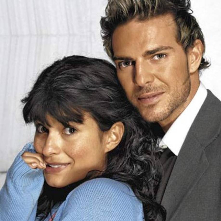 Paola es una actriz colombiana y ha protagonizado varias novelas de Telemundo y otras televisoras.