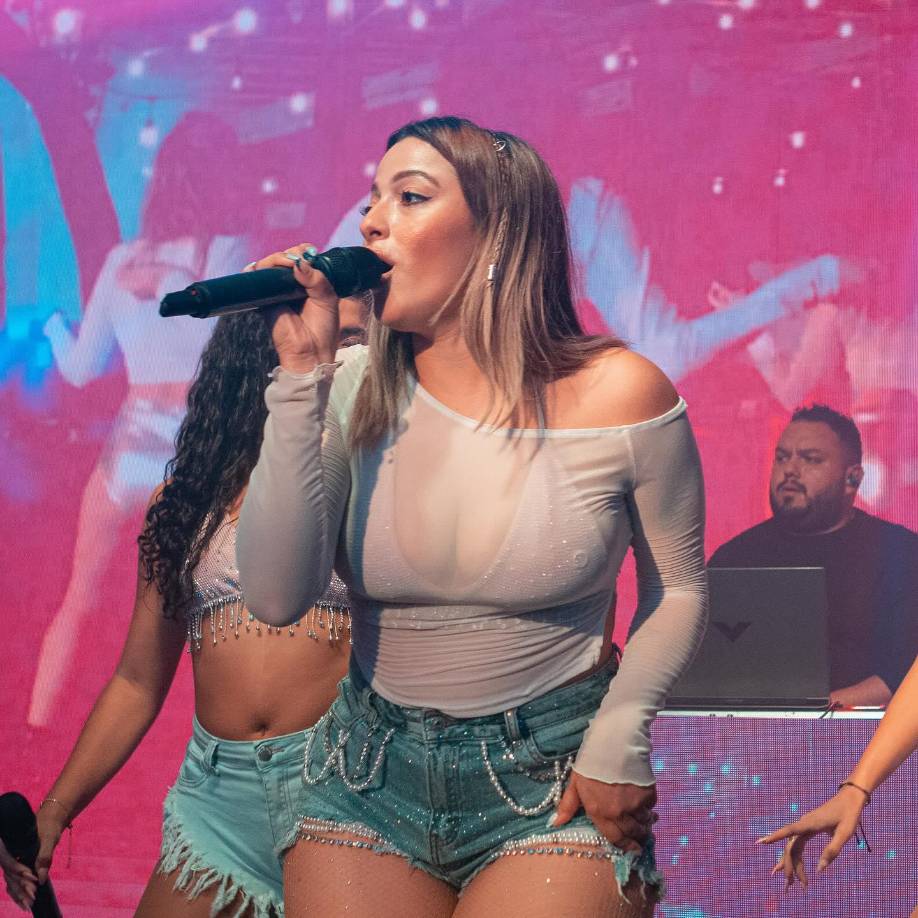 <b>ALINNE FONSECA</b>Es una de las vocalistas de Las Catrachas, tiene 26 años y es una apasionada de los instrumentos musicales. Actualmente es miembro del podcast femenino “Senos ocurre”, y ha sido maestra de inglés para niños y adultos.Sígala en redes: @alinnefonsecaoficial