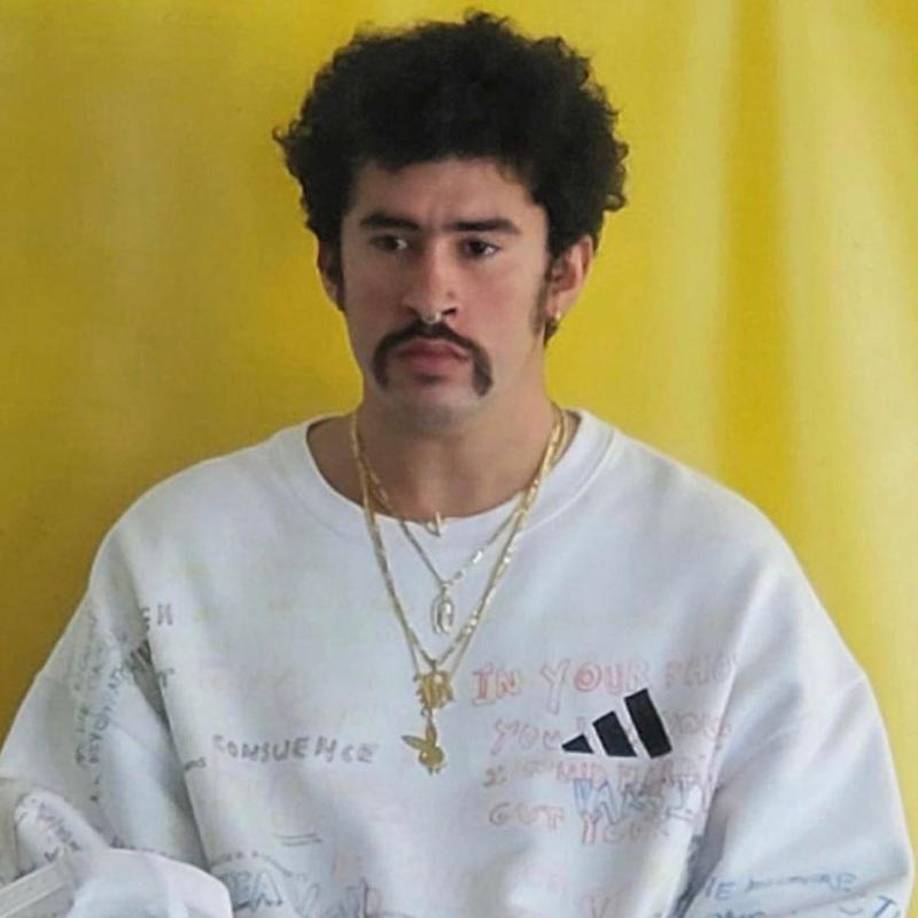 Por mucho tiempo hizo a un lado la barba para dejar solo el bigote con su cabello largo rizado.