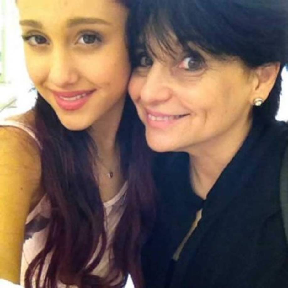 Ariana Grande<br/>Mamá: Joan Grande, 50 años<br/><br/>Como una superheroína dispuesta a todo es como Joan Grande, madre de Ariana, es conocida por los admiradores de la estrella.<br/><br/>En mayo de 2017, Joan fue la salvadora de algunos asistentes del concierto en Manchester, cuando sucedió el atentado con bombas, informa el sitio TMZ.<br/>'Mi madre ha cuidado de mí increíblemente y ella sólo me ha enseñado cosas increíbles', cuenta Ariana a la revista Neon Limelight.<br/><br/>