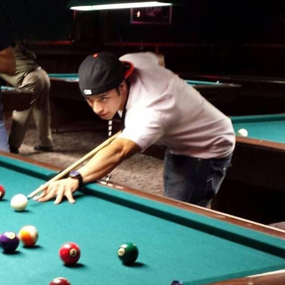 La familia de Toñito lo describió como üna persona que amaba la vida y apasionado a los deportes. Esta imagen jugando billar destacaba entre sus fotos en su perfil de Facebook.