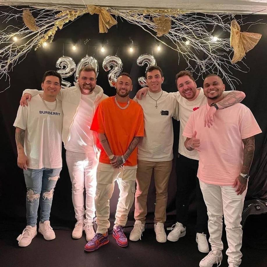 Neymar, jugador del París Saint Germain, celebró el año nuevo en compañía de sus amigos.