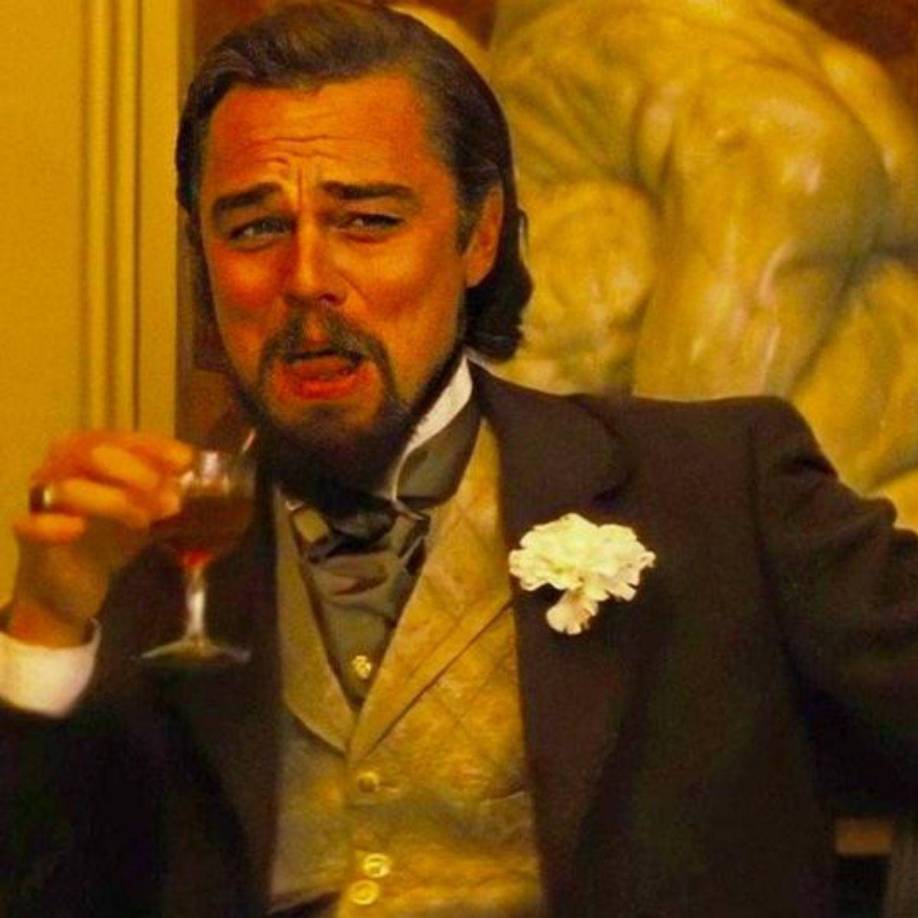 Django Unchained (2012): El Meme del SarcasmoEn “Django Unchained”, DiCaprio interpreta al villano Calvin Candie. Una escena en particular, donde Candie ríe mientras sostiene una copa de vino, se ha convertido en un símbolo de sarcasmo e incredulidad. Este meme es frecuentemente utilizado para subrayar comentarios irónicos o para expresar una risa burlona ante situaciones absurdas.
