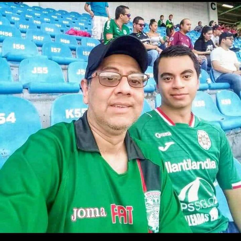 Seguidor de Marathón e hijo de la leyenda de la locución Carlos Peraza (QDDG), este comunicador ahora lucha por su vida.