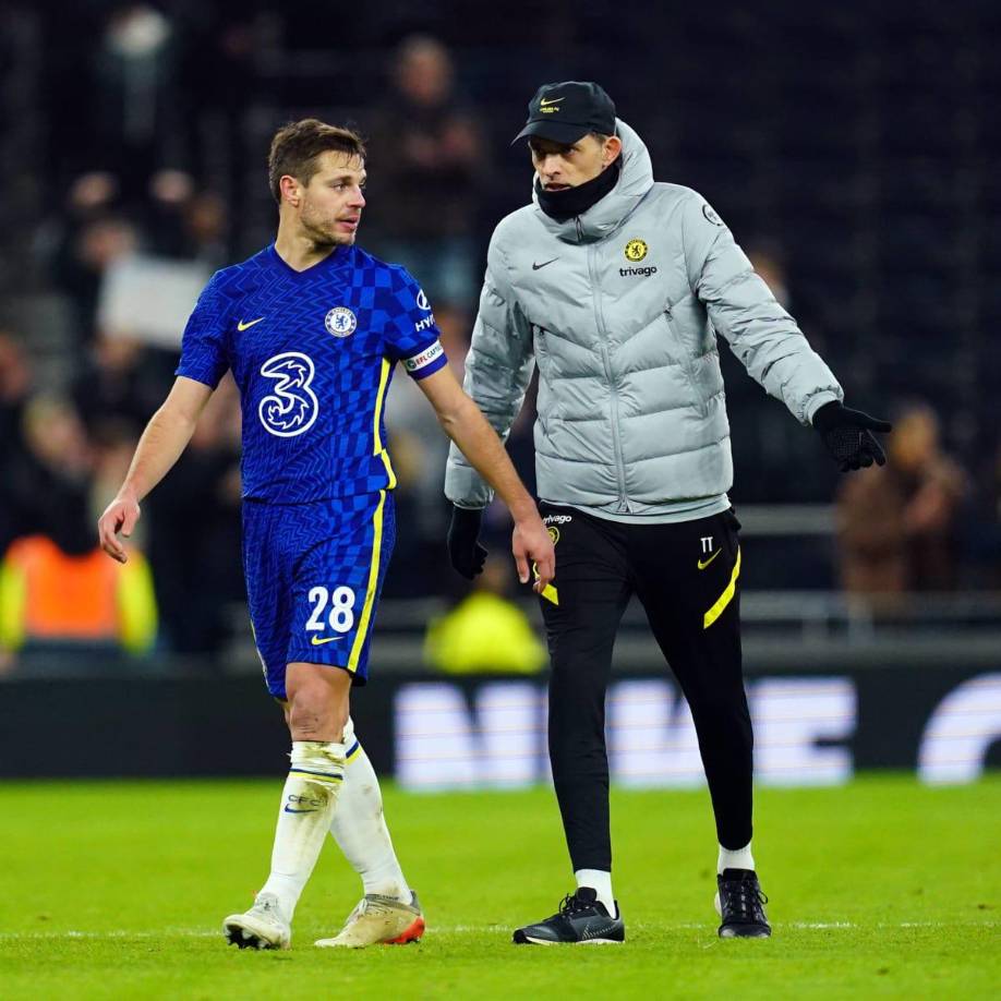 Thomas Tuchel, técnico del Chelsea, no está dispuesto a dejar salir fácilmente a César Azpilicueta del equipo, rumbo al Barcelona y dijo que no está seguro de si quiere que el defensa español se vaya. “No estoy muy seguro de si quiero dar a Azpi lo que él quiere. Esto también va sobre lo que queremos nosotros, lo que quiere el equipo. Solo tengo que hacer la comparación entre lo que mucho que nos ha costado traer a Koulibaly, que es también internacional y más o menos de la misma edad”, dijo Tuchel en declaraciones recogidas por el periódico inglés Evening Standard.Preguntado sobre si le está molestando la actitud del Barcelona en esta operación, el germano dijo “quizás un poco”.