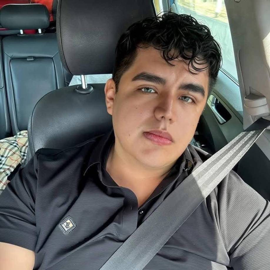 Además, se informó que otro sospechoso, quien presuntamente es regidor en funciones del mismo ayuntamiento, está siendo buscado y permanece prófugo. 