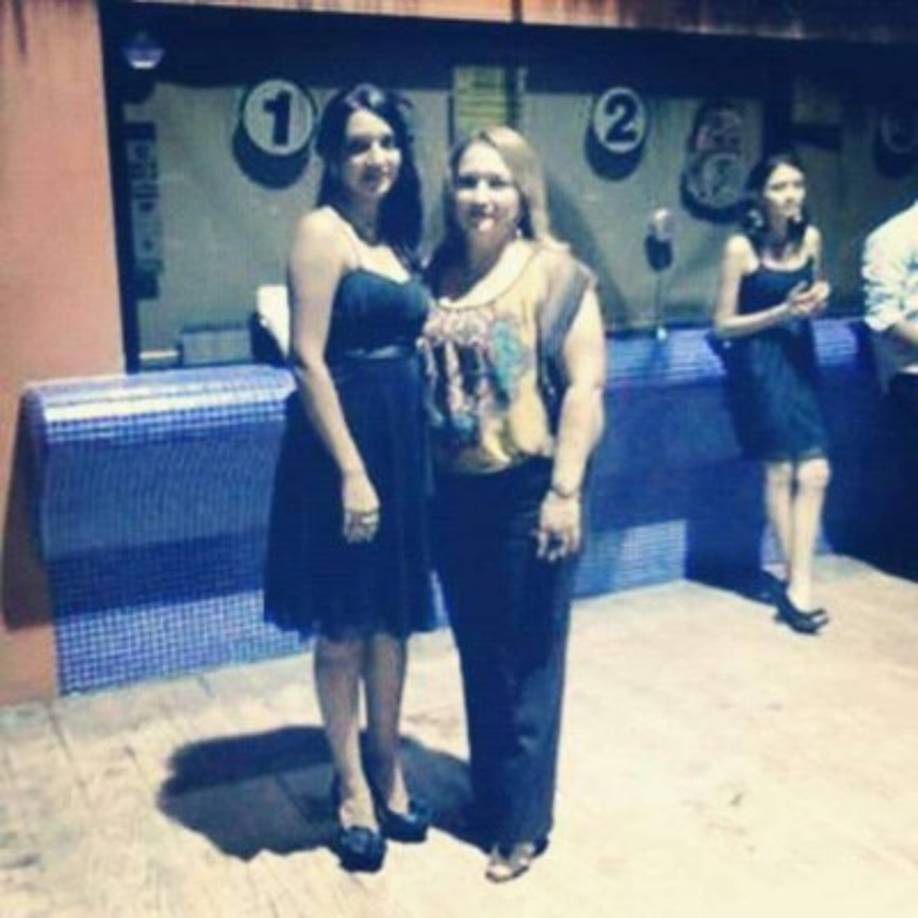 Leiva Joss: Madre hermosa de mi vida, no hay otra como vos. Grqcias por estar.siempre conmigo y estar presente cuando me converti en Mama tambien. Te Amo Demasiado mama. Gracias a mi Dios que me dio la mejor. Feliz dia de las madres a la mejor mama y abuela del mundo. Te amamos.