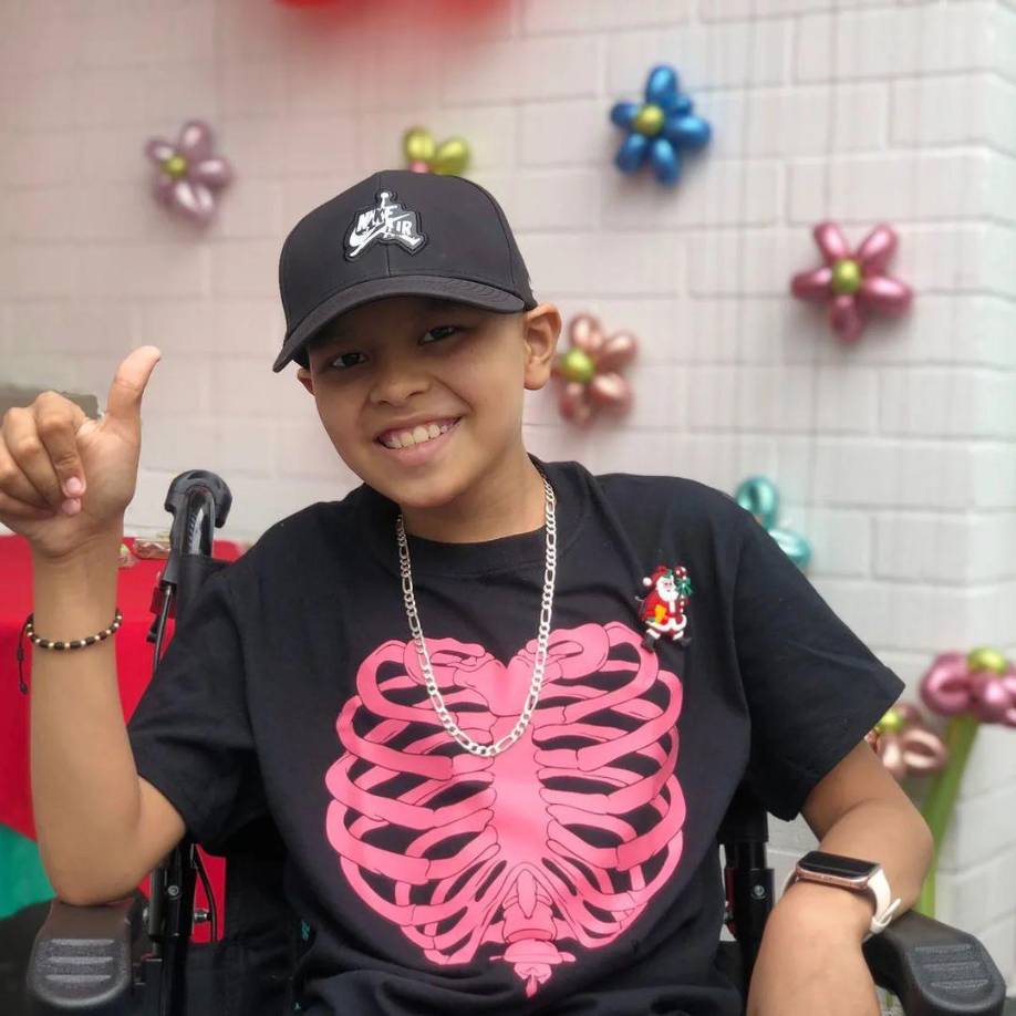 Bastian Matías fue un niño nacido en Colombia, Medellín y conoció a Maluma en 2021. Fue uno de sus mayores admiradores.