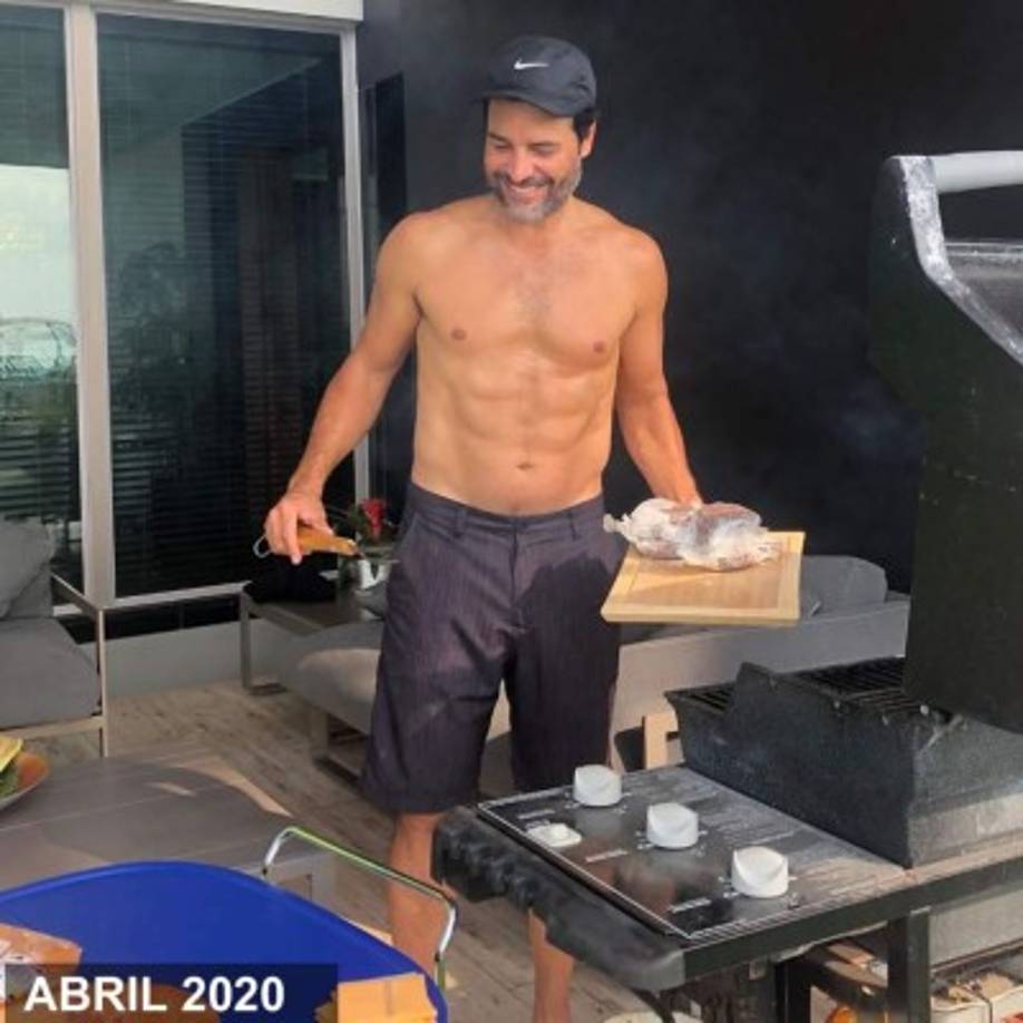 “Viviendo el hoy y consintiendo a la familia. Sigan cuidándose”, escribió el cantante boricua junto a imágenes suyas cocinando al aire libre sin camisa.