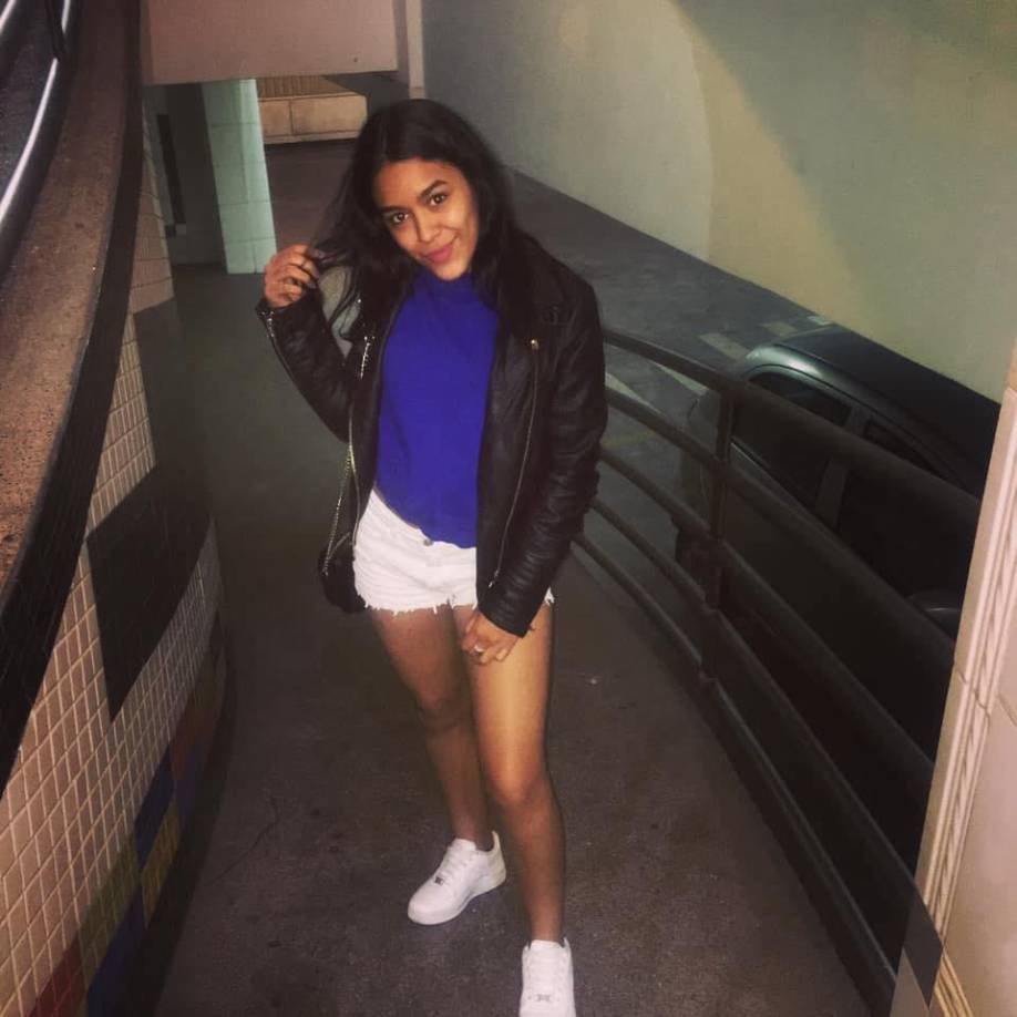 La funcionaria Macarena Sepúlveda, de la Brigada de Homicidios, llegó hasta el sitio para acompañar el levantamiento del cadáver y las investigaciones al la escena del crimen.