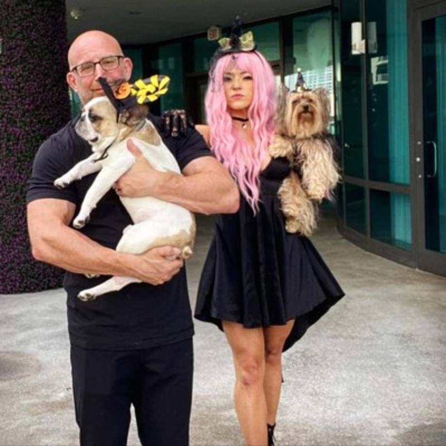 “Te lanzaremos algunos hechizos... ¡CUIDADO! #Halloween2020”, escribió la comunicadora en su cuenta de Instagram en la que aparece junto a su novio.