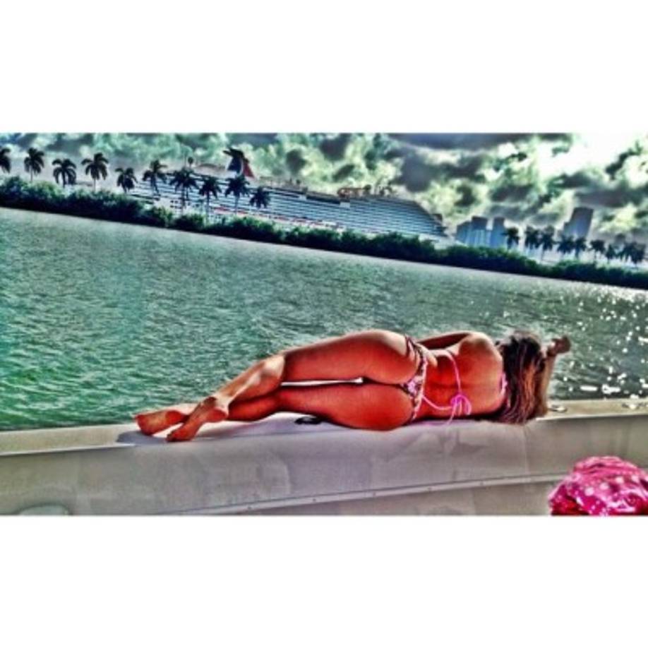 Para lograr este escultural cuerpo, Frida Sofía le encanta broncearse y comer bien saludable con jugos verdes y una dieta la mayor parte de veces con frutas y verduras.