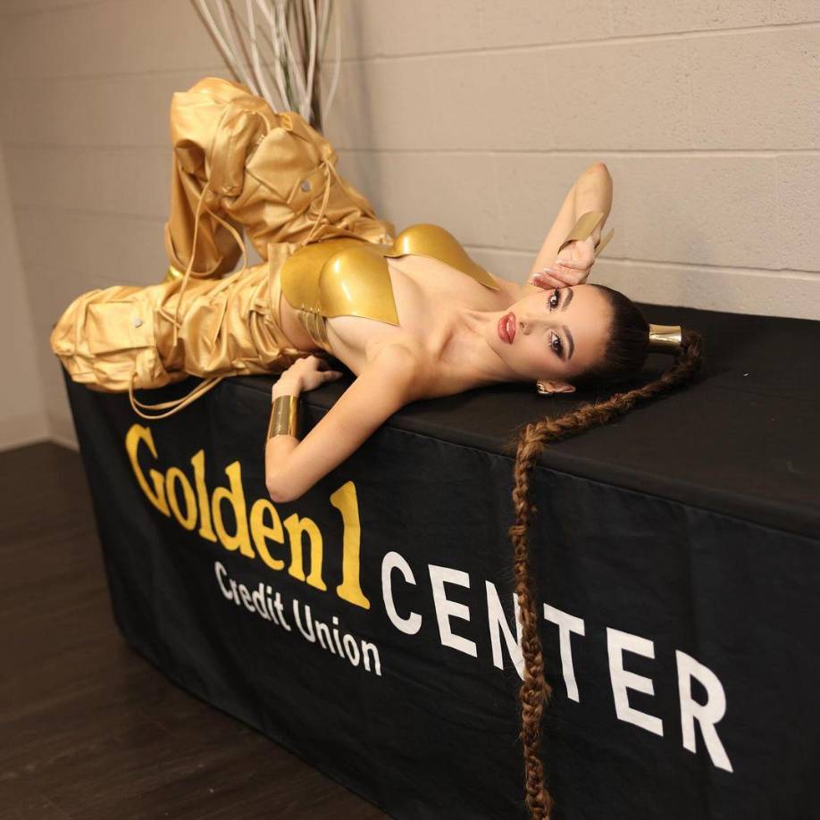 “Creo que la única manera que realmente puedes conocer a alguien es dándole el tiempo que se merece, no estudiándolos por [medio de] una red social [o] por los videos que ves, por lo que está en la superficie”, externó. En su reciente aparición, Mar aclaró que, al menos por el instante, no grabará un dueto con su papá, Marco Antonio Solís.