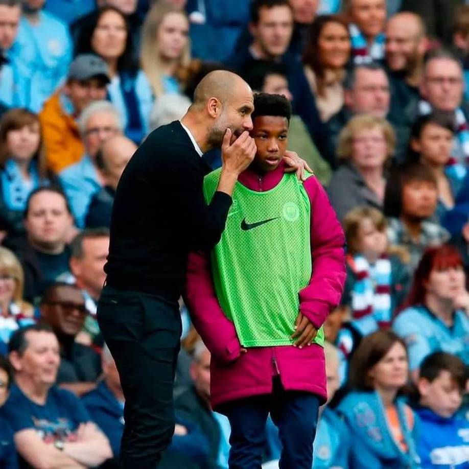 Guardiola le pidió más rapidez para distribuir los balones a sus futbolistas y seis años después le dio su primer partido como profesional. Este chico de 20 años no defraudó. En su estreno en la élite marcó un gol y forzó un penalti en la intrascendente victoria del City contra el Estrella Roja