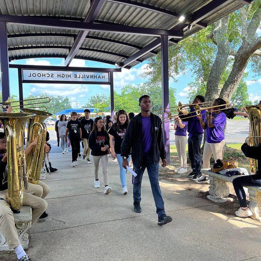 El sistema escolar emitió una declaración en la cual aseguraron que mejorarán los procesos de verificación de documentos de inscripción para evitar incidentes similares en el futuro.