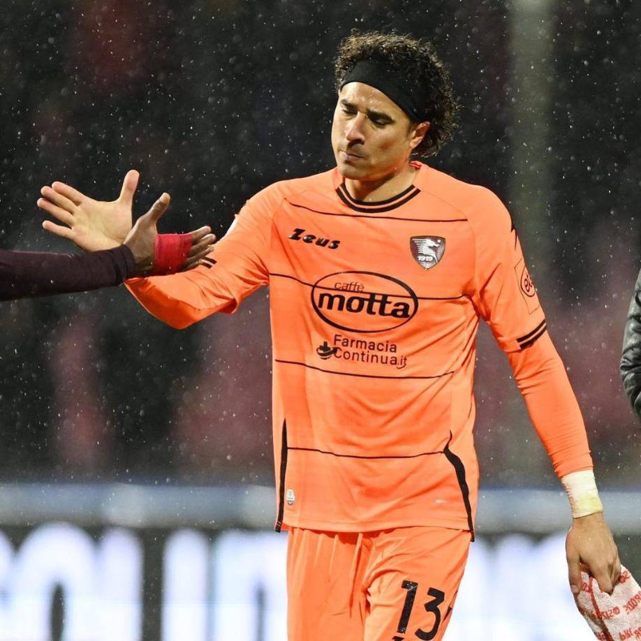 “Decía Cocca que Memo Ochoa no había reportado porque perdió el vuelo de conexión con Madrid”, comenzó diciendo el reportero para el programa de Fox Sports Radio.