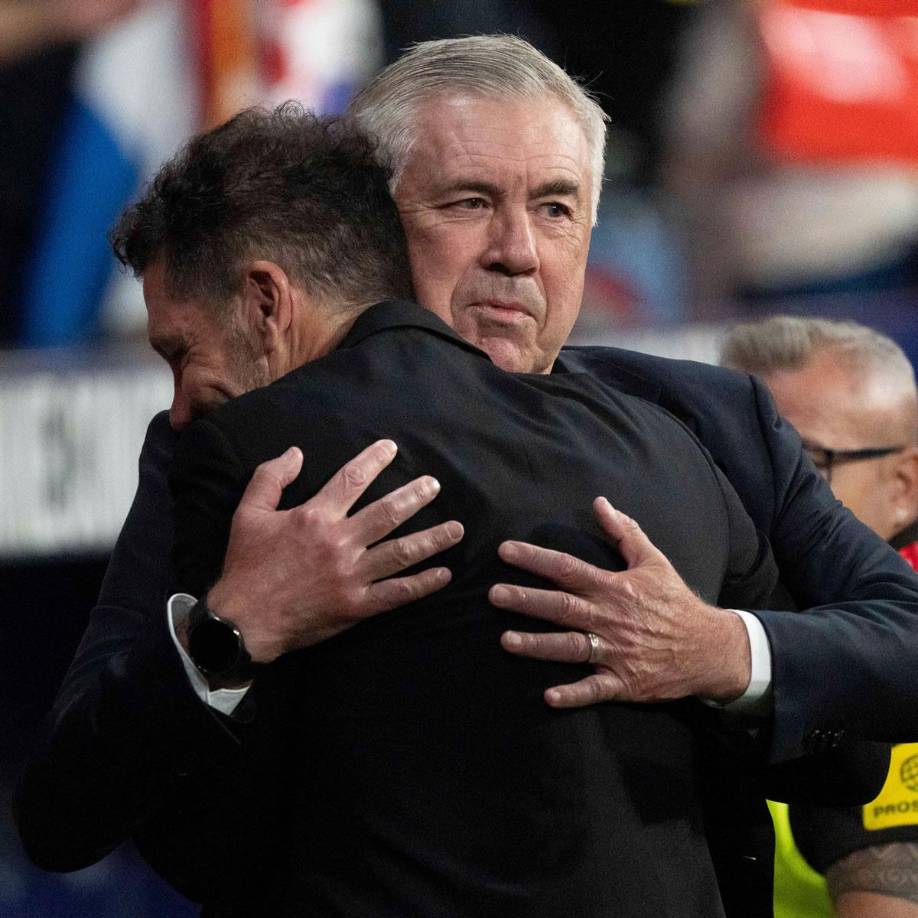 El cariñoso abrazo entre Carlo Ancelotti y Diego Pablo Simeone antes del inicio del partido en el Cívitas Metropolitano.