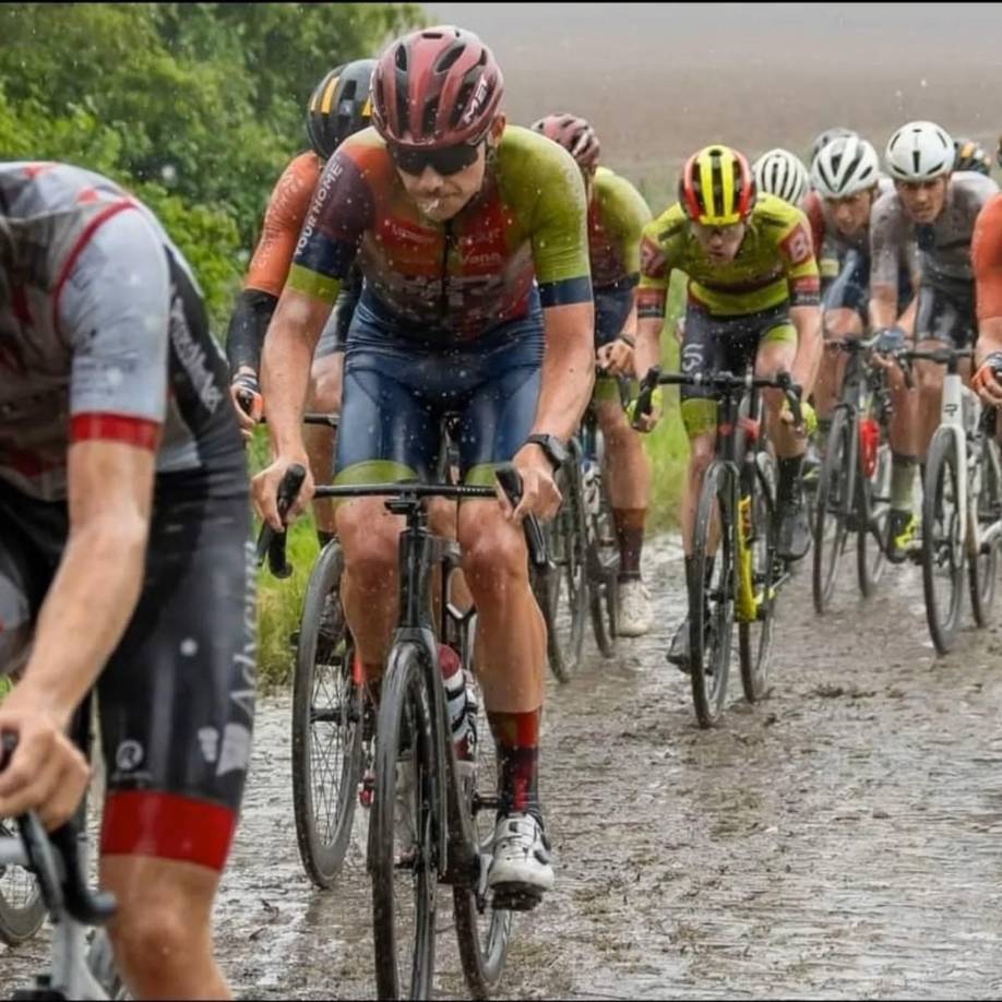 Amigos y compañeros de equipo lo describen como alguien con una energía contagiosa y un profundo amor por el deporte.