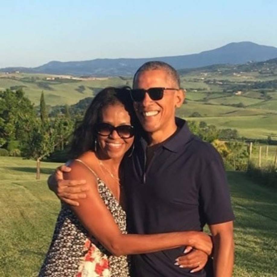 Michelle y Barack Obama no podían faltar en esta lista.<br/><br/>El expresidente de los EEUU dedicó una hermosa frase a su esposa: '@MichelleObama. Haces mejores cada lugar y cada uno de mis días' junto a una foto de ellos subida a su cuenta en Instagram.<br/><br/>Por su lado Michelle usó Twitter para reforzar su amor con el mensaje: ' Feliz día de San Valentín a mi único @BarackObama. Para celebrar la ocasión te dedicó un playlist especial para este día'<br/><br/><br/>