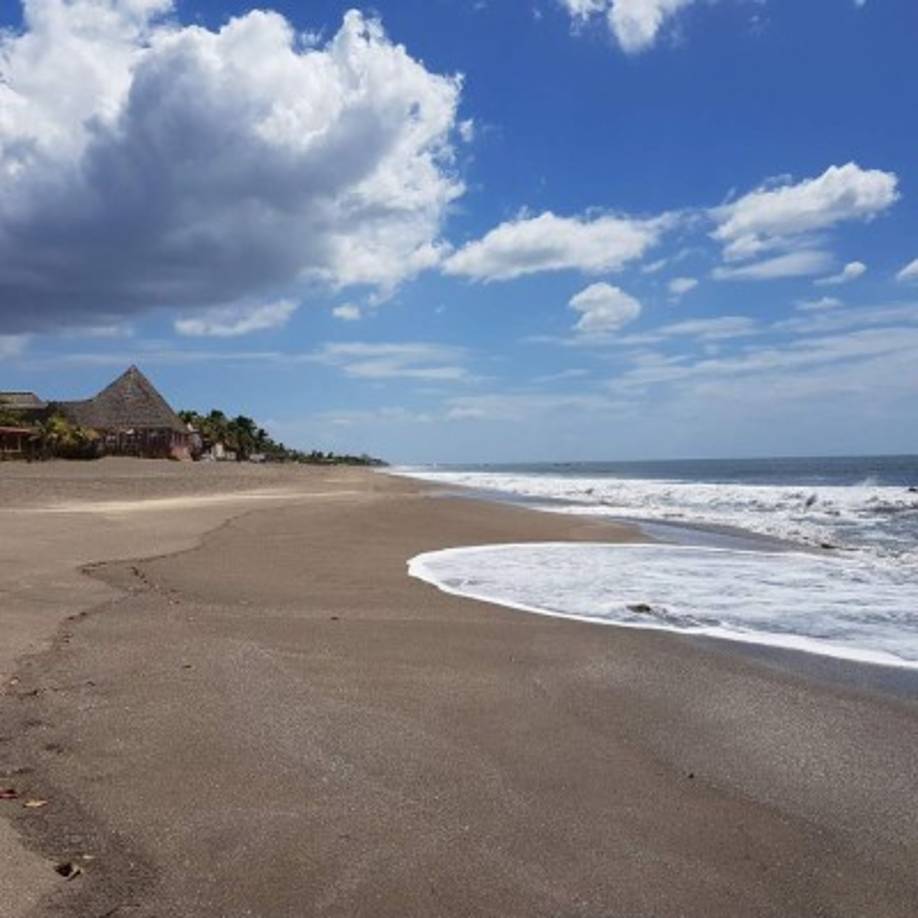 8. Playa Las Peñitas - Leon, Nicaragua<br/><br/>La playa de Las Peñitas es una preciosa playa larguísima y acondicionada para el turismo. <br/><br/>Pasear en ella, salir a correr por las mañanas o disfrutar de sus espectaculares puestas de sol es indescriptible. Lugar perfecto para relajarse.<br/><br/><br/>