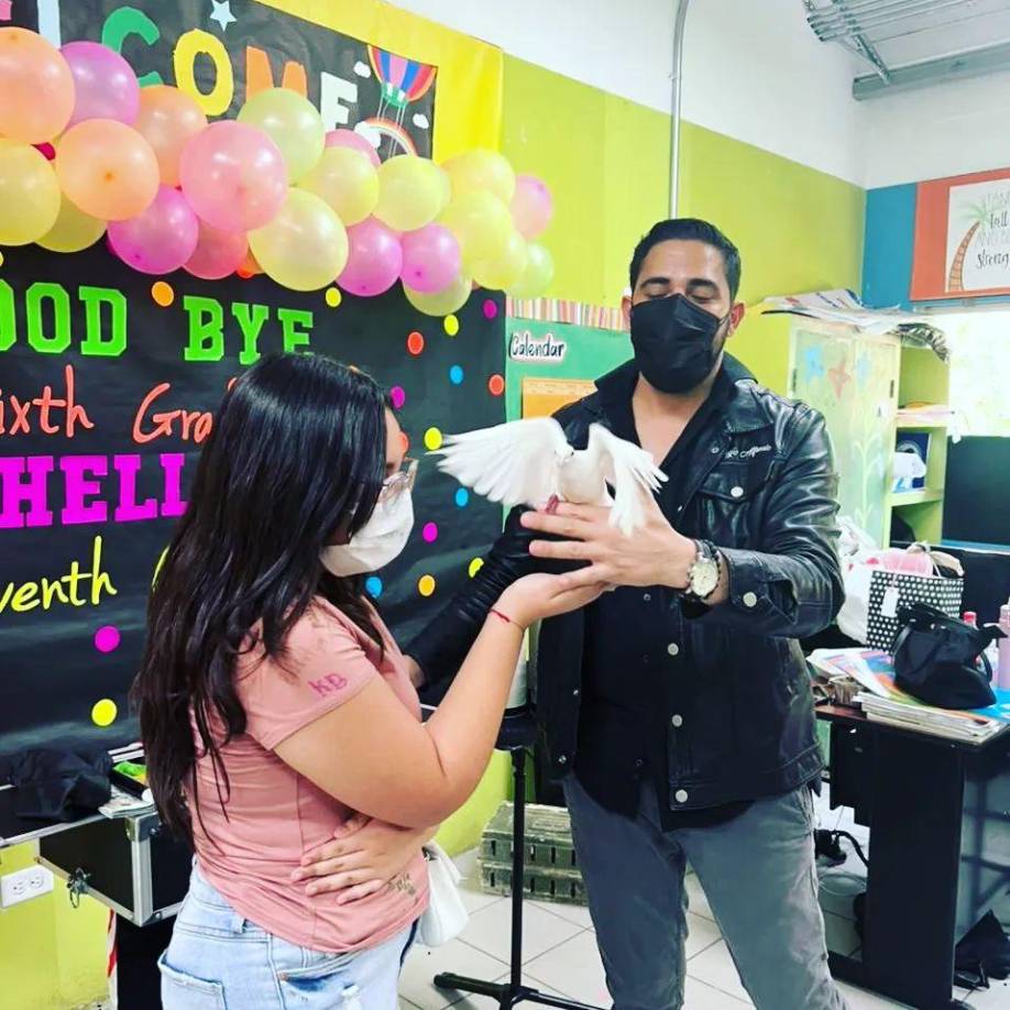 Mientras que en su tiempo libre continúa trabajando como mago, realizando presentaciones en eventos corporativos y centros comerciales.