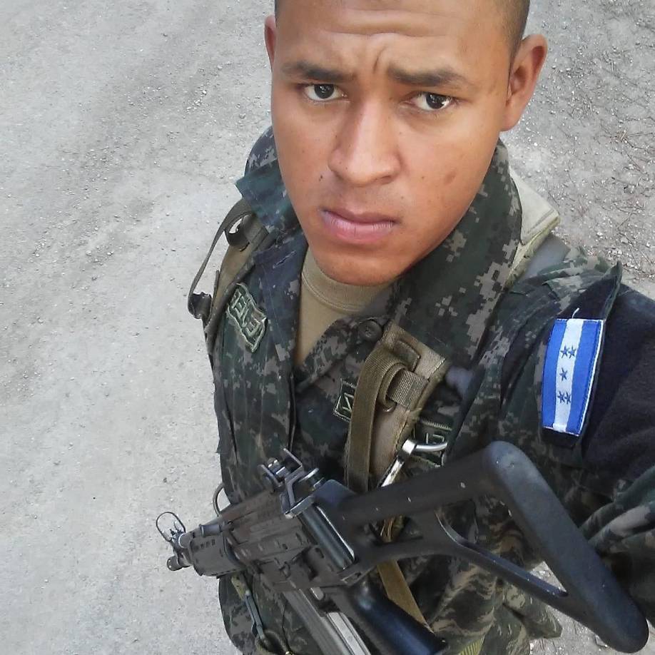 El agente militar fue identificado como Jeyson Velásquez, quien se accidentó mientras conducía su motocicleta.