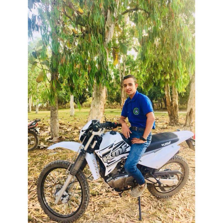 Según testigos, los asaltantes abrieron fuego contra la pareja, alcanzando a Murillo con varios disparos que acabaron con su vida en el lugar.