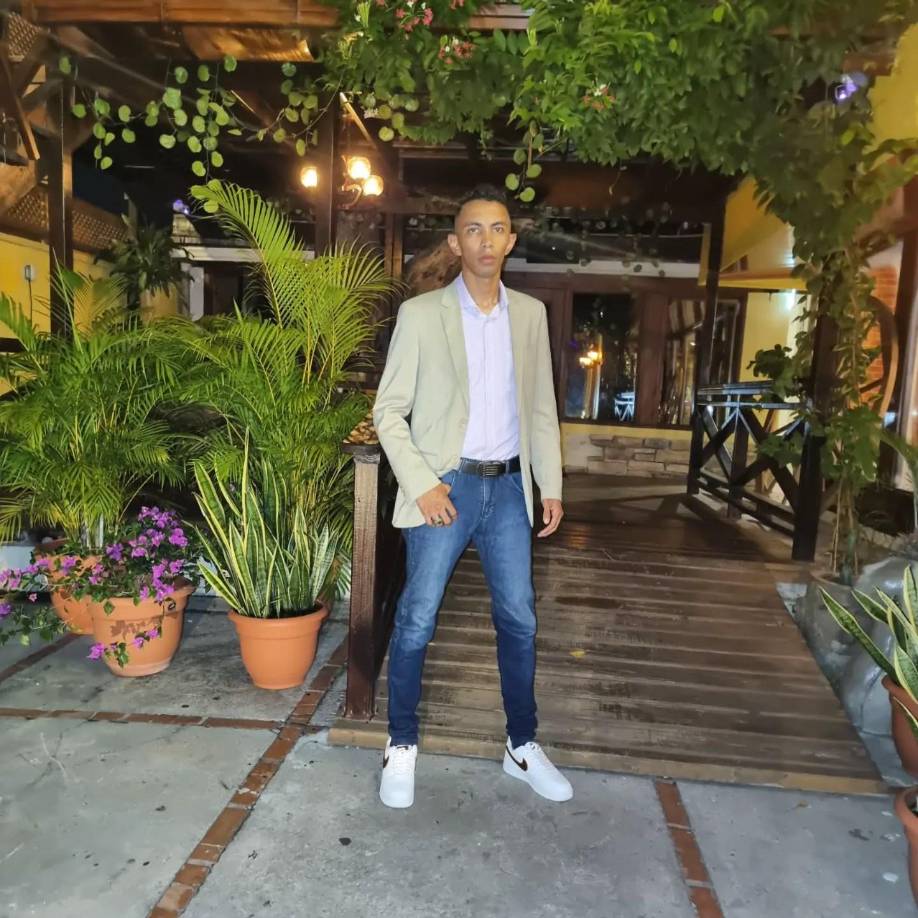 El uniformado era padre de una niña de unos dos años de edad. 