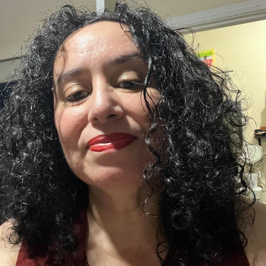 Jessica Isla - Comparte sus raíces entre Honduras y Perú. Licenciada en Letras con orientación en Literatura por la UNAH, con estudios de Maestría en Estudios Avanzados de Literatura Española e Hispanoamericana. Cuenta con una Especialización en Género y Efectividad de la Ayuda del ITC/ILO. Publicó los libros Antología de Narradoras Hondureñas (Letra Negra, 2005), Infinito Cercano (relatos, Letra Negra, 2010). Fue seleccionada para participar en la antología “Un espejo roto: Antología del nuevo cuento centroamericano y del Caribe” en el año 2014. Su obra ha sido traducida al inglés, francés y alemán. 