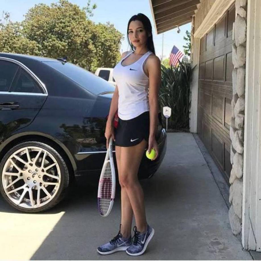 Uno de sus deportes favoritos es el tenis.