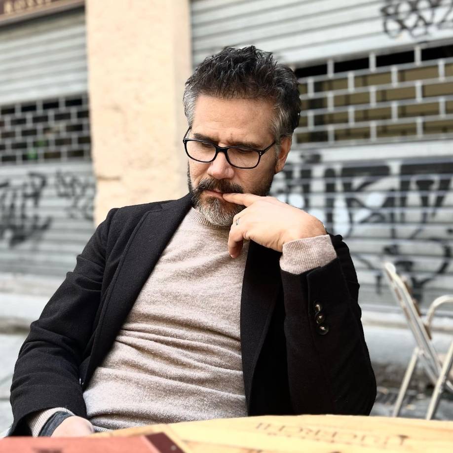 “Hace unos días llevé a cabo en Ciudad Juárez, lo que sería el último concierto de este año. Disfruté cada momento sobre el escenario, especialmente el verlos y escucharlos cantar, me renovaron las fuerzas, gracias. Sé que los voy a extrañar, pero en este momento es más fuerte el llamado a descansar y tomar en serio mi salud mental”, se sinceró el músico mexicano con sus miles de seguidores.