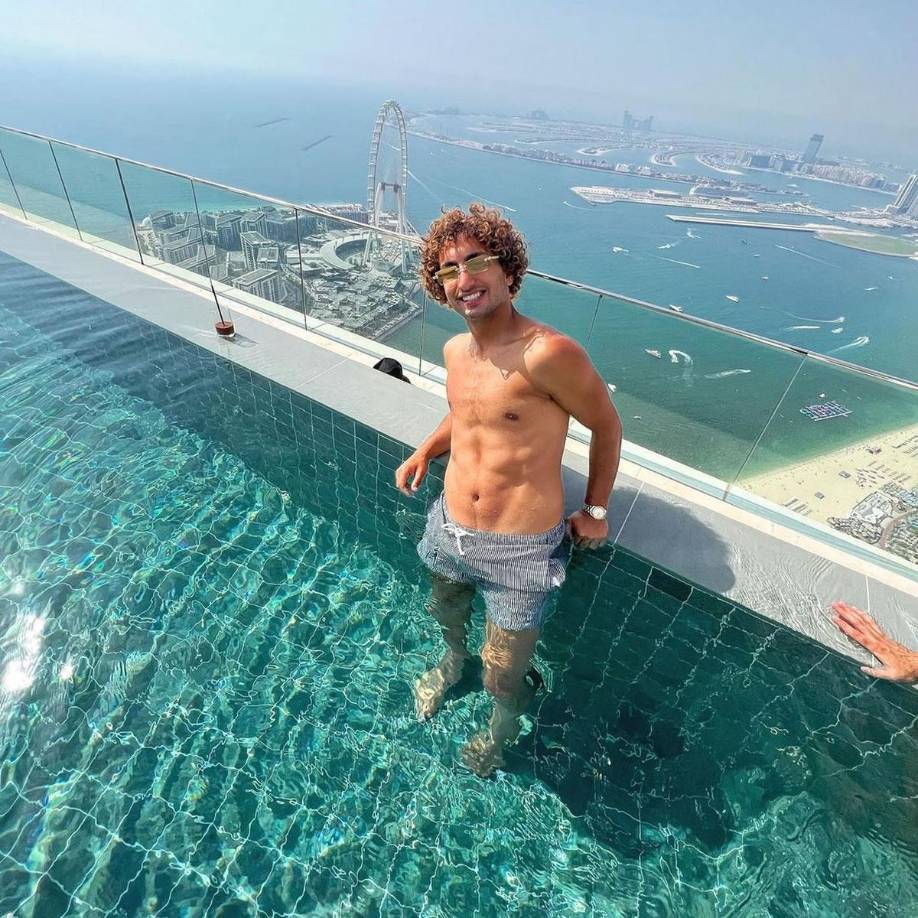 En Chipre tampoco debutaría, la Policía detuvo a Amr Warda al momento de su llegada al aeropuerto por problemas con el visado, aunque el jugador apuntaba de nuevo a que todo estaba relacionados a que sufría ataques de pánico que incluso le obligaron acudir a una clínica. “Estoy teniendo ataques de pánico y voy al hospital”, dijo el jugador.