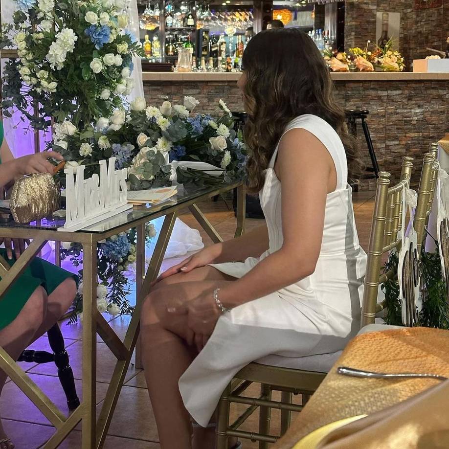 La joven ceibeña Annie Córdova lució hermosa y espectacular con un vestido blanco. 